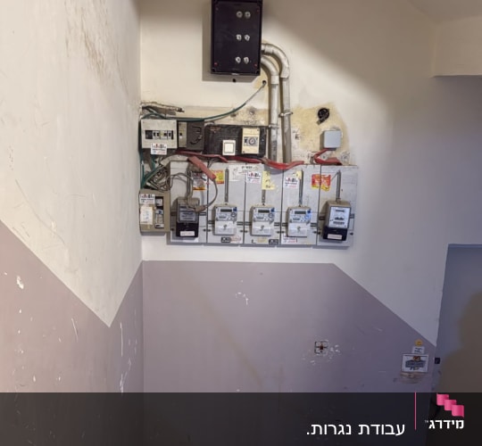 ארון חשמל במדרגות בניין מגורים